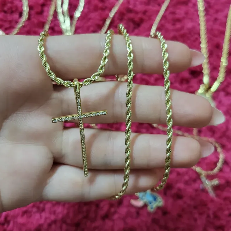 Cadena torcida con dije de crucifijo 