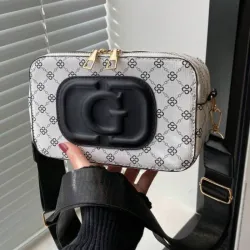 Cartera pequena blanca y negra 