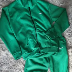 Conjunto a abrigo nike 💚