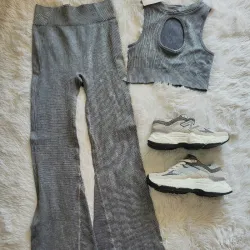 Conjunto de licra acampanada