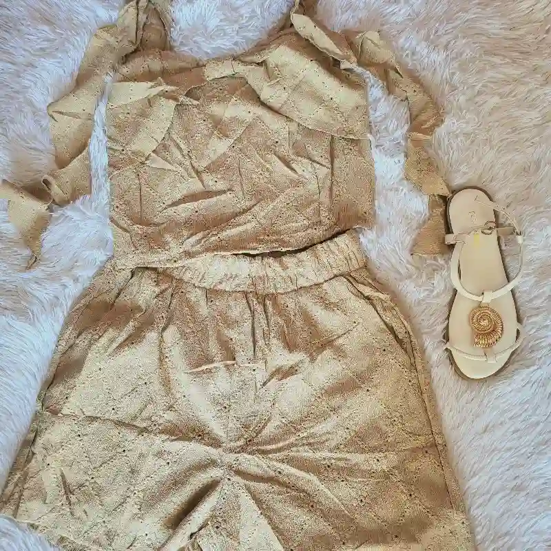 Conjunto de tela bordada