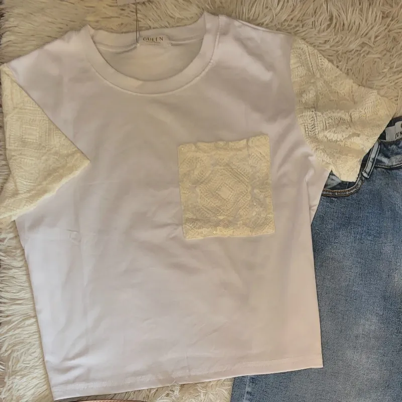 Pullover con encajes