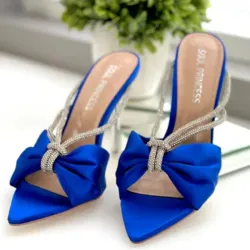 Tacones azules con lazo y detalles plateados 
