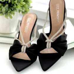 Tacones negros con lazo y detalles plateados 