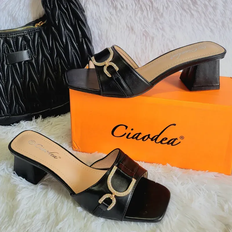 Tacones negros cuadrados bajitos 