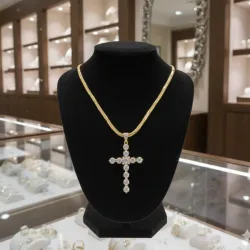 Cadena torcida con dije de crucifijo 