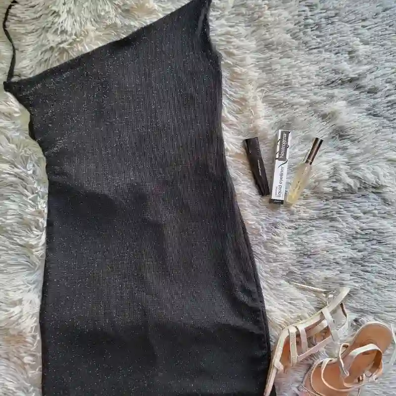 Vestido negro de brillitos 