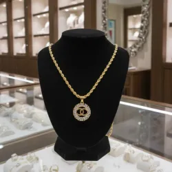 Cadena torcida con dije CHANNEL