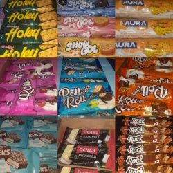 Variedad de confituras de diferentes marcas 