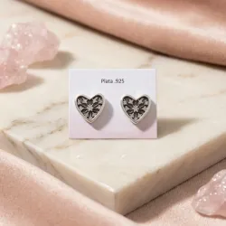 Aretes corazón con destellos y piedras