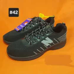 Tenis negros rayas blancas