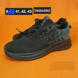 Tenis negros y grises