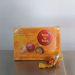 Caja de bombones rellenos con crema de maní y oblea