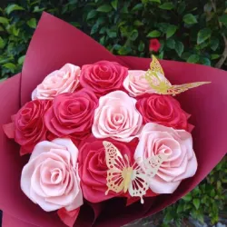 Ramo de 10 Rosas Eternas (incluye mariposas)