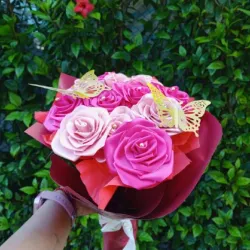 Ramo de 12 Rosas Eternas (incluye mariposas)