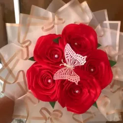 Ramo de 5 Rosas Eternas (incluye dos mariposas)