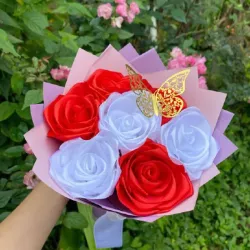 Ramo de 7 Rosas Eternas (incluye mariposas)