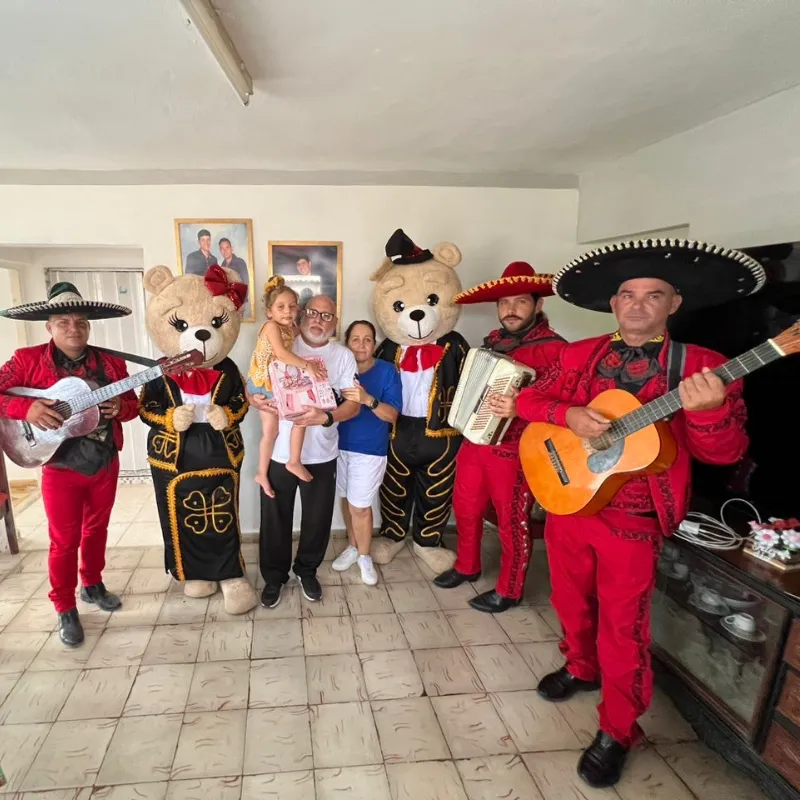 3 marichis y 2 osos mariachis 