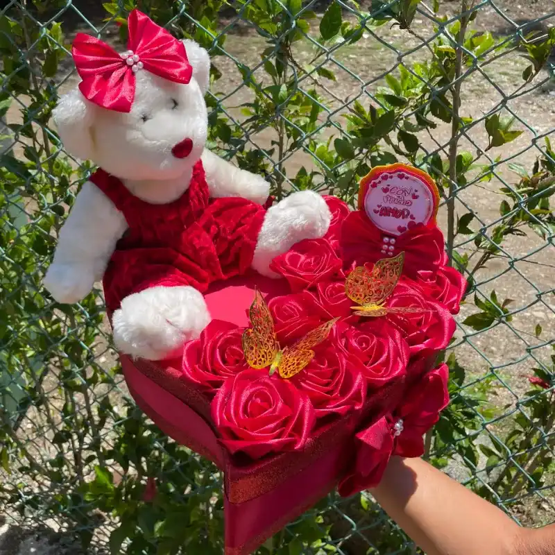 Caja de corazón con peluche 