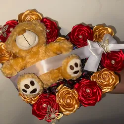 Caja de corazones con bombones y peluche grande