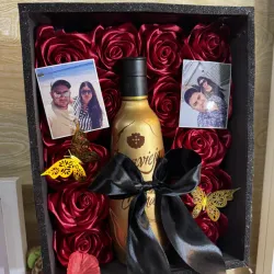 Caja de sorpresa con rosas eternas,botella de Ruavieja y foto