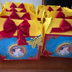 Cajitas de regalo con la temática de Blancanieves x unidad 