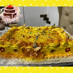 Cake capuchino dorado con mariposas