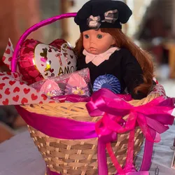 Cesta con muñeca y confituras 