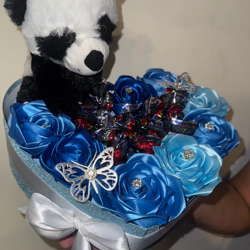 Corazón azul con bombones y peluche