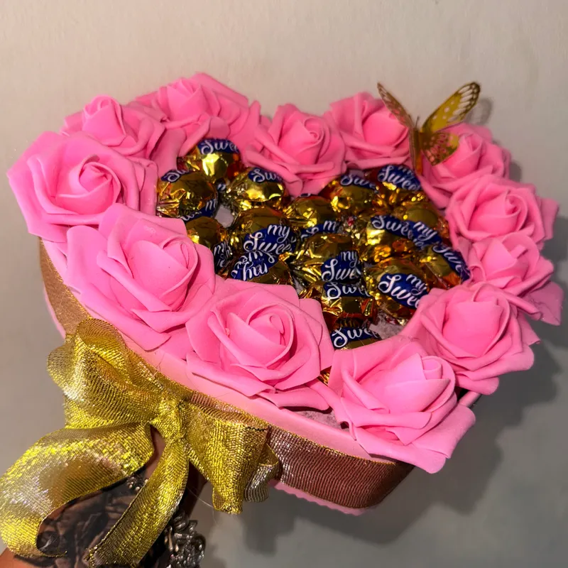 Corazón, con bombones rosa y dorado
