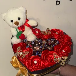 Corazón con bombones y peluche pequeño