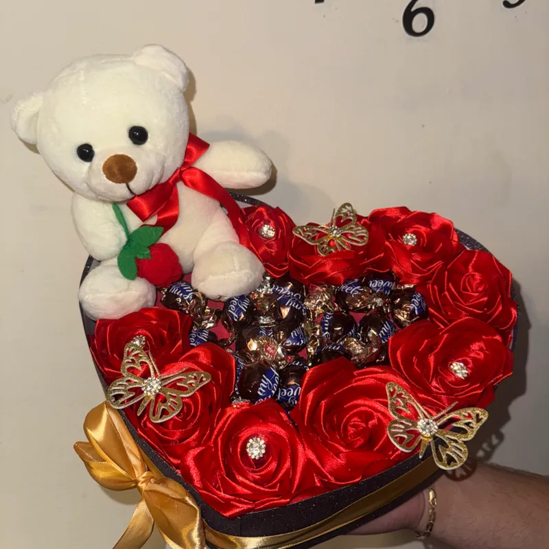 Corazón con bombones y peluche pequeño