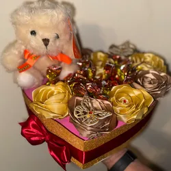 Corazón con bombones y peluches pequeños