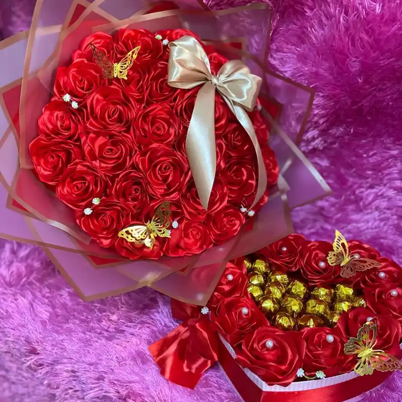 Juego de lujo de ramo buchón con corazón con bombones en rojo