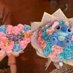 Juego de ramo buchón con Stitch y caja de corazón con rosas artificiales