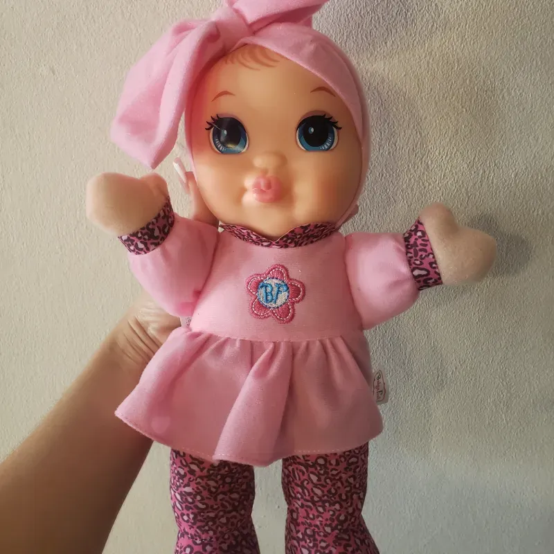 Muñeca con traje rosa tiene sonido