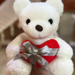 Osito blanco con corazón rojo