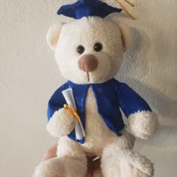 Osito con traje azul de graduación