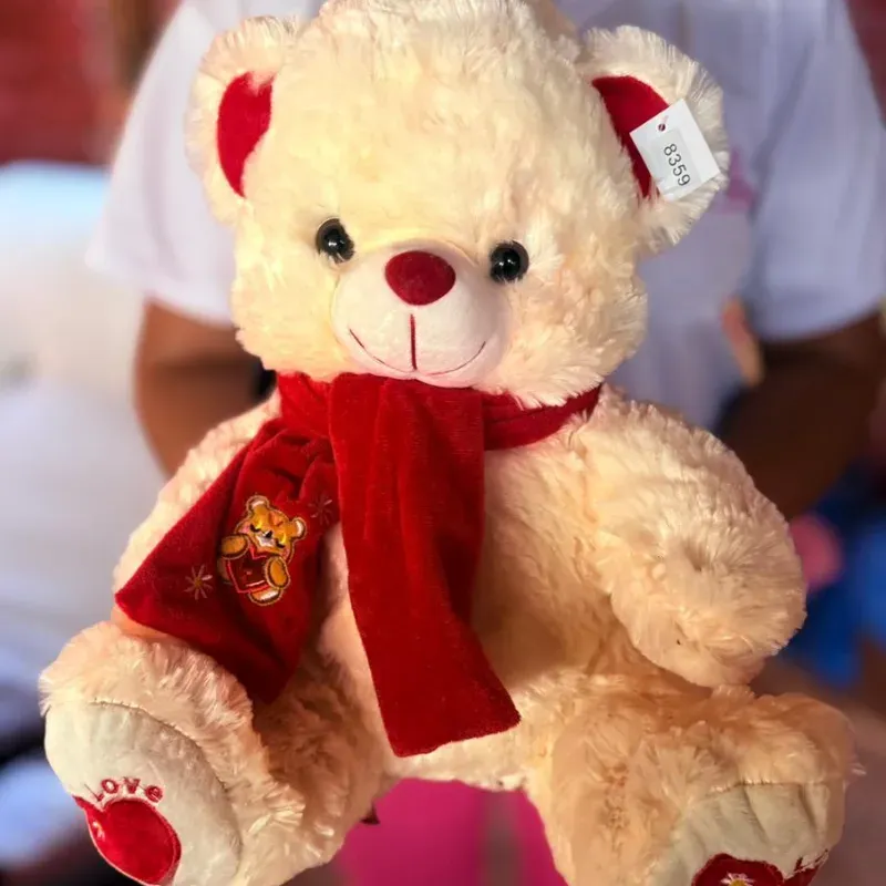 Oso con bufanda roja