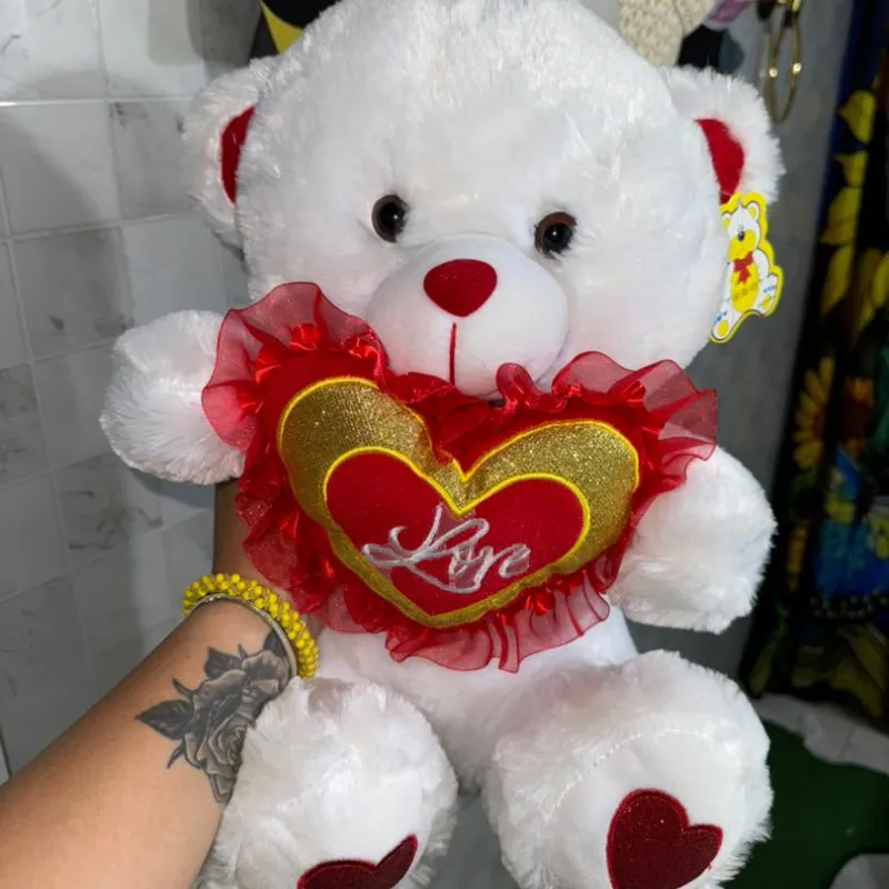 Oso de peluche blanco con corazón rojo 