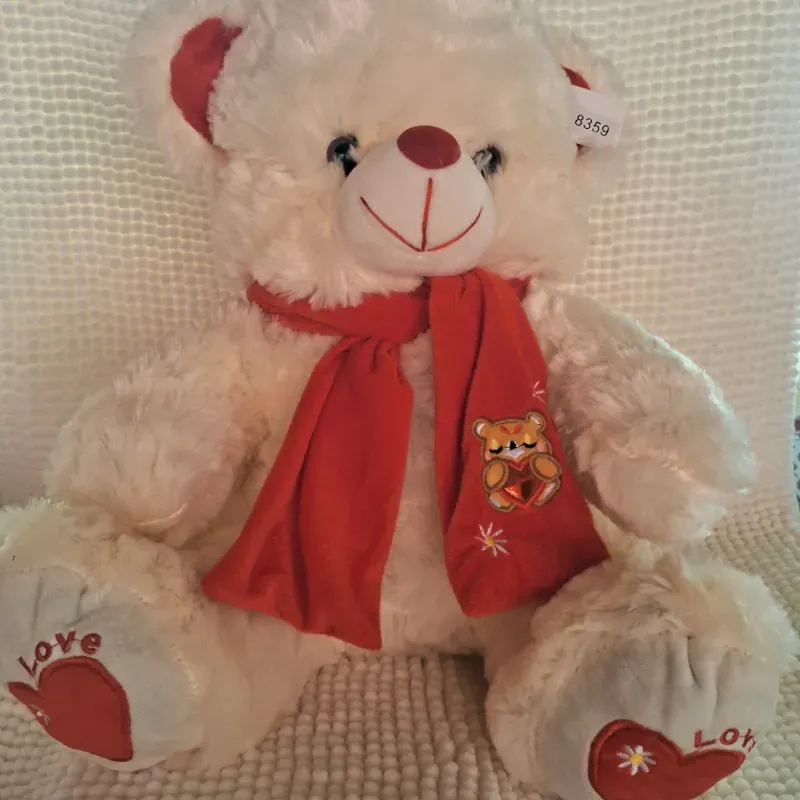 Oso de peluche con bufanda roja