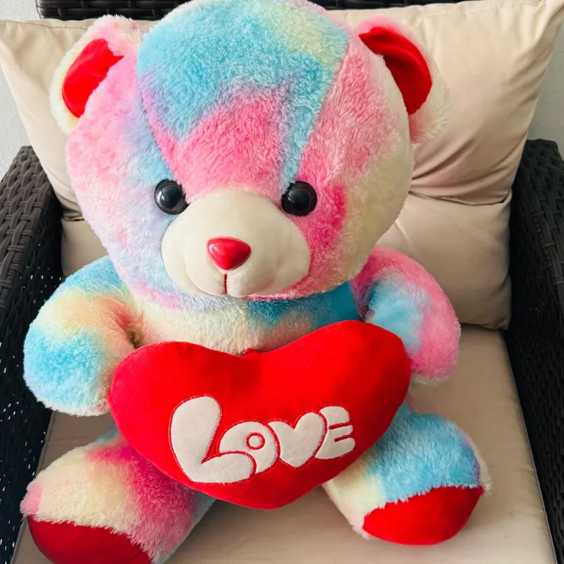 Oso de peluche multicolor de corazón rojo 