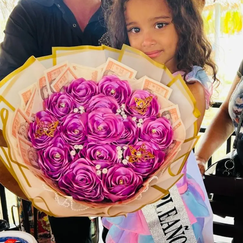 Ramo de flores artificial de niña con dinero 