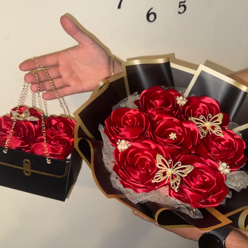 Ramo de rosas eternas y cartera decorativas en Rojas