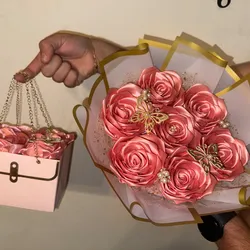 Ramo de rosas eternas y cartera decorativas