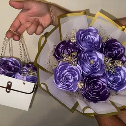 Ramo mediano Buchón y cartera con rosas decorativas