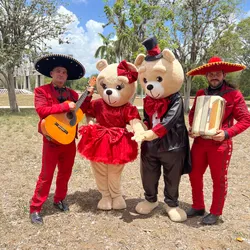 Servicio de 2 mariachis con una animación 