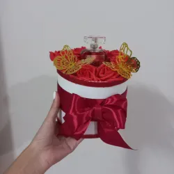 CAJA CILINDRICA CON ROSAS Y PERFUME