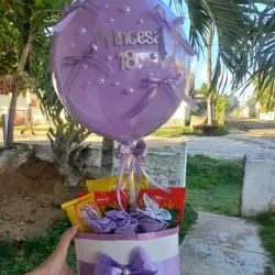 CAJA CILINDRICA CON UN GLOBO BURBUJA + ROSAS NATURALES Y CONFITURAS