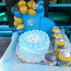 CAJA CON PANETEL + 4 MALTAS + UNA LATA DE LECHE CONDENSADA